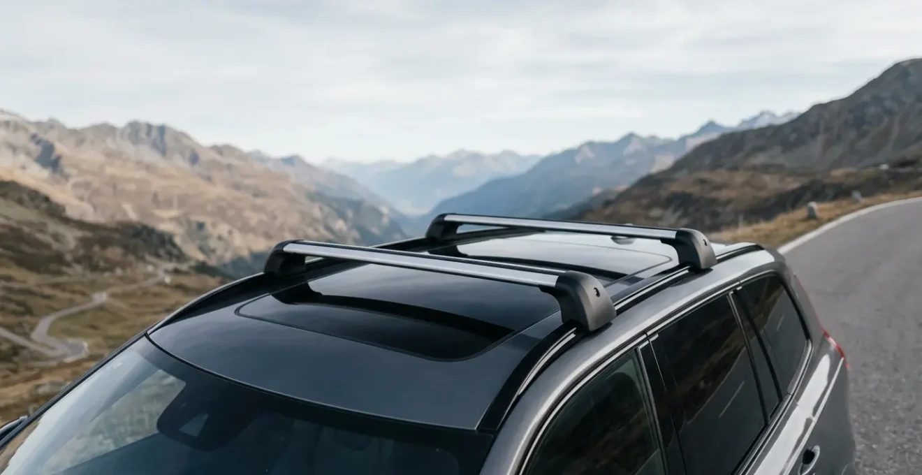 Barres de toit modernes installées sur le pavillon d'un véhicule, illustrant le choix entre acier et aluminium