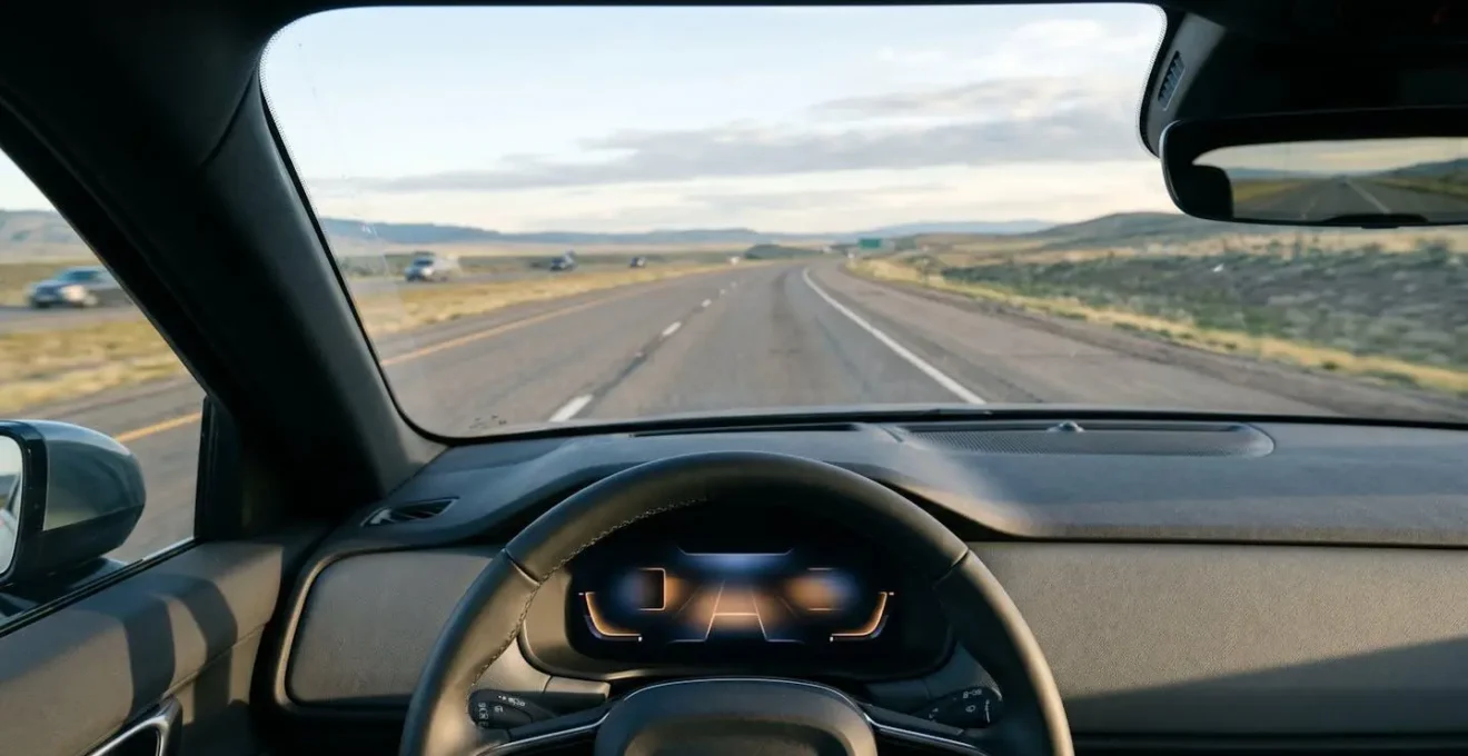 Vue d'ensemble d'un tableau de bord moderne et d'une route qui s'étend à perte de vue
