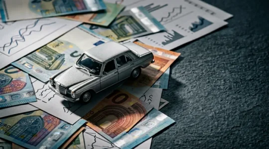 Concept financier illustrant les coûts cachés d'une location automobile avec option d'achat