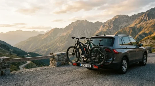 Porte-vélos sur attelage transportant des vélos électriques en montagne