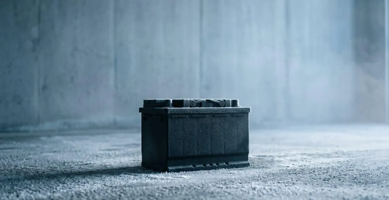 Batterie automobile dans un environnement froid avec condensation et givre illustrant l'impact des basses températures