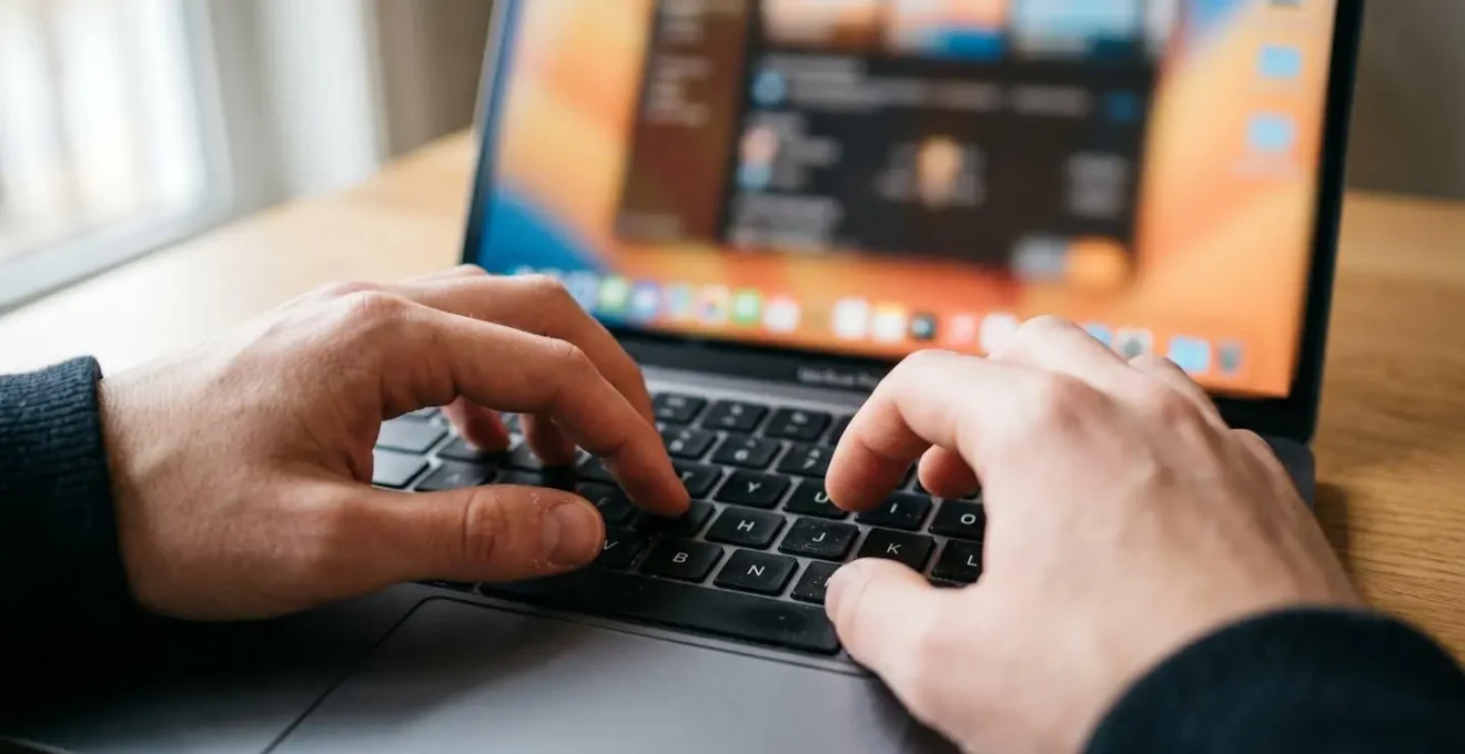 Interface de démarche administrative en ligne sur ordinateur portable pour changement d'adresse