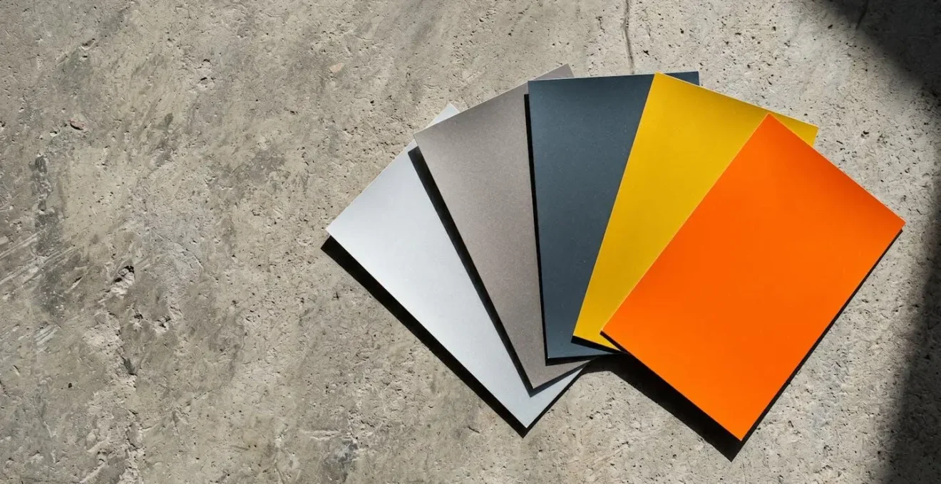 Échantillons de peinture automobile sur fond neutre