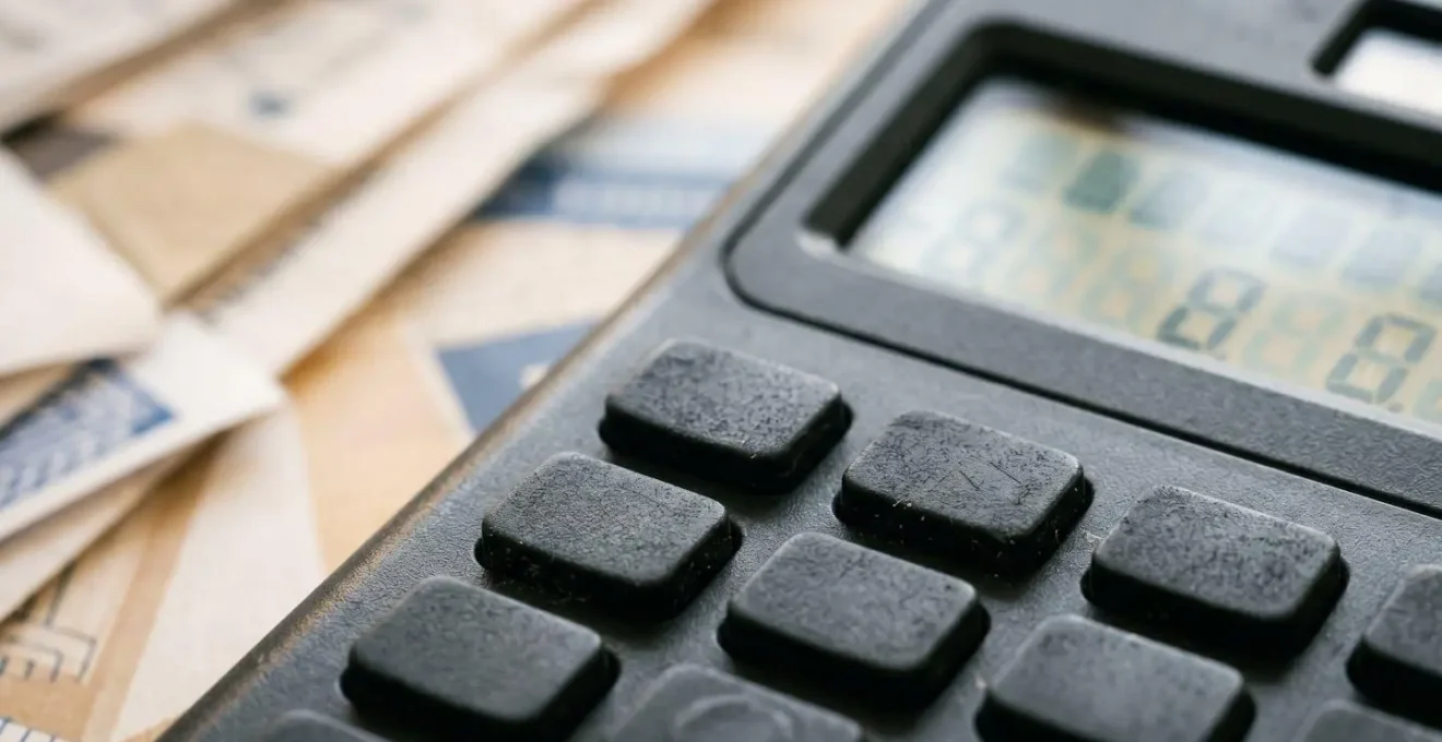 Calculatrice et documents financiers comparant les coûts de leasing automobile