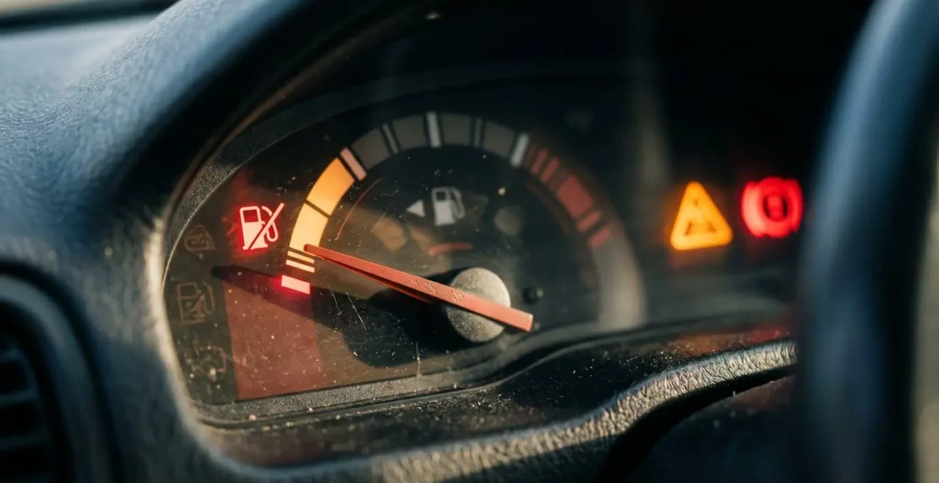 Vue macro sur un tableau de bord de voiture montrant des voyants d'alerte allumés, suggérant le stress d'une panne.