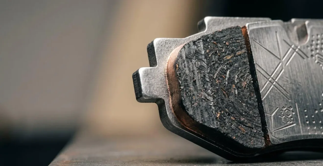 Gros plan sur une plaquette de frein avec marquage de certification